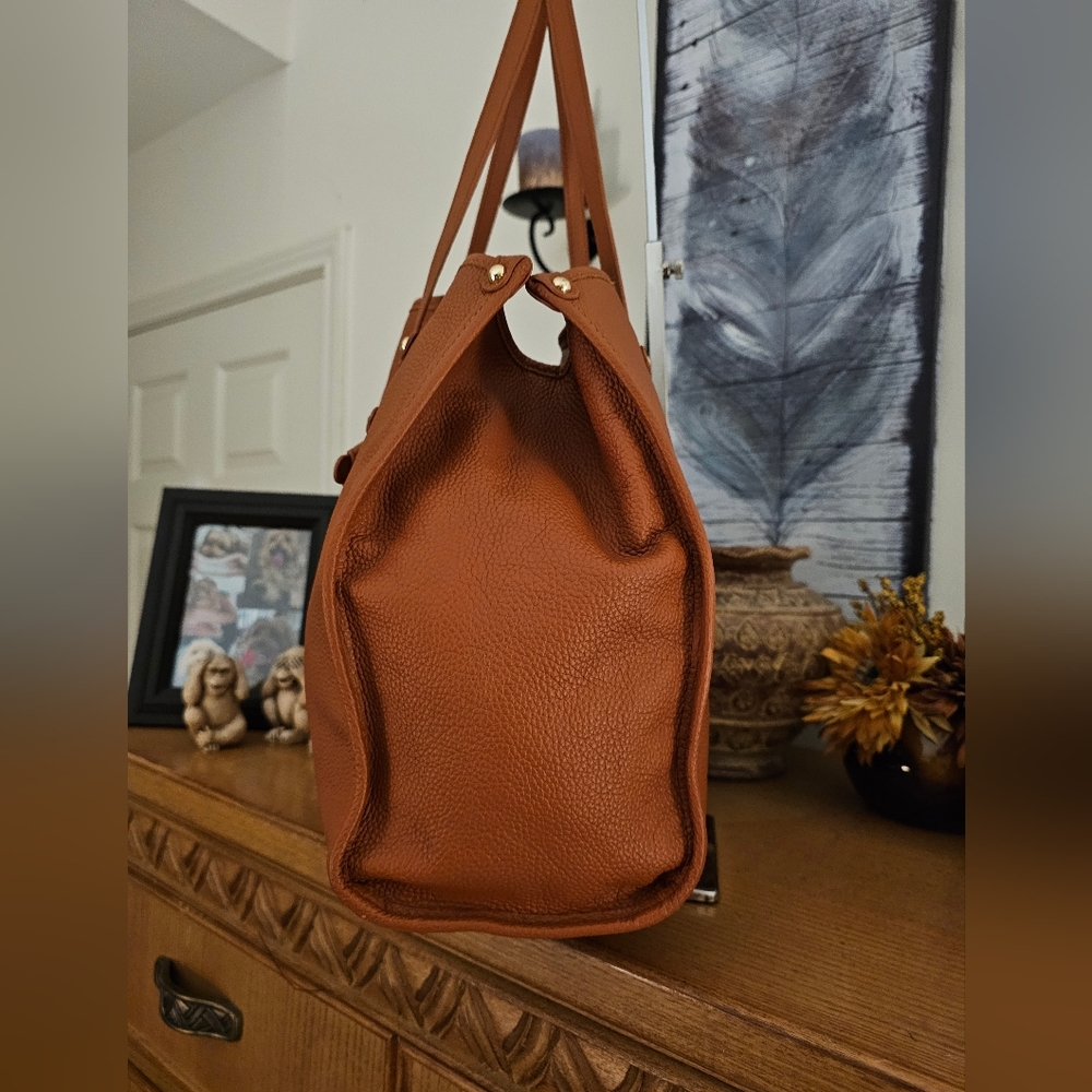 Classic Tan Leather Tote Bag with Tassel - Picture 4 of 16